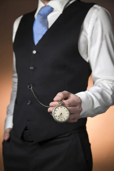 Homem Com Roupas Clássicas Mostrando Câmera Seu Relógio Bolso Pendurado — Fotografia de Stock