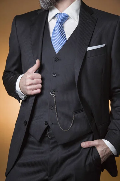 Modelo Fundo Laranja Com Vestido Clássico Completo Com Gravata Listrada — Fotografia de Stock