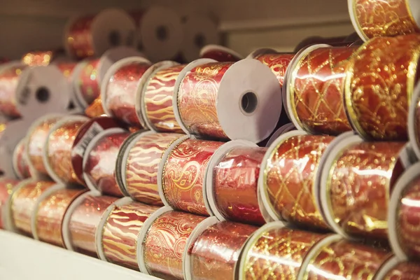 Noel hediyesi kasetleri dekoratif eşya dükkanında.