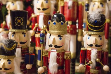 Kırmızı üniformalı, sakallı, ahşap fındıkkıran varyasyonları.