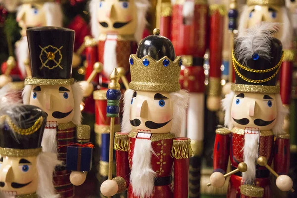 Kırmızı üniformalı, sakallı, ahşap fındıkkıran varyasyonları.