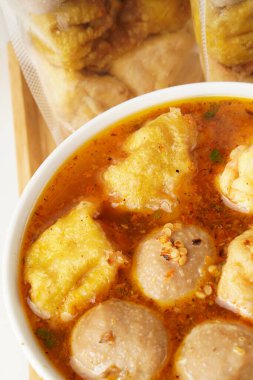 Köfte ile dolu kızarmış wonton yakın çekim, baharatlı kırmızı et suyuna batırılmış, lezzetli bir Cuangkie köfte tabağı..