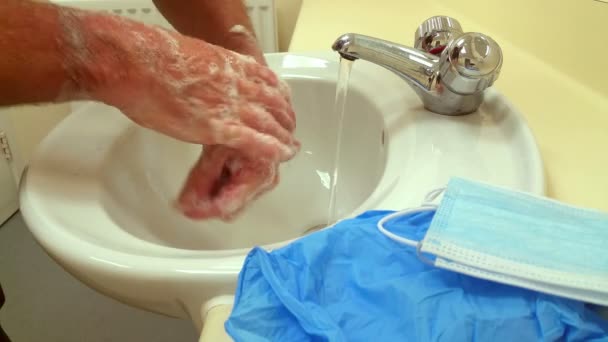 Travailleur Soins Masculin Lavant Les Mains Préparation Mettre Ses Gants — Video