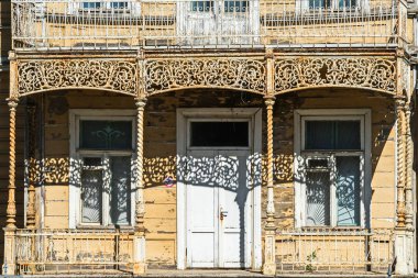 Eski evde Peterhof, ajur Balkon çit. Gölge oyunu.