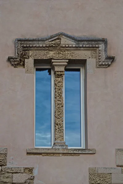 Старі Вікна Місті Otranto Апулія — стокове фото