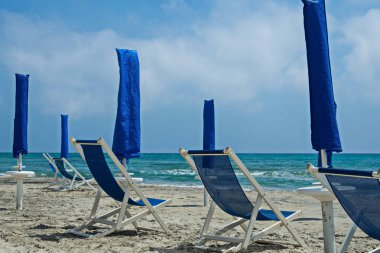 Alimini bölgesinde bulunan plaj turistleri bekliyor. Italya 'nın güneyindeki Adriyatik kıyısı.