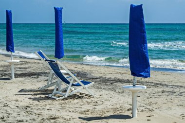 Alimini bölgesinde bulunan plaj turistleri bekliyor. Italya 'nın güneyindeki Adriyatik kıyısı.