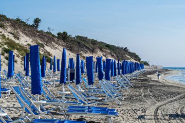 Alimini bölgesinde bulunan plaj turistleri bekliyor. Italya 'nın güneyindeki Adriyatik kıyısı.