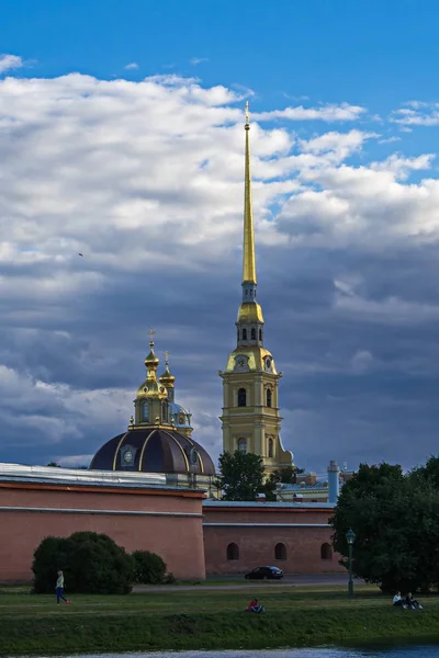 Petrograd yan görünümden Peter ve Paul Katedrali. Rus İmparatorluğu'nun mimari anıtları.