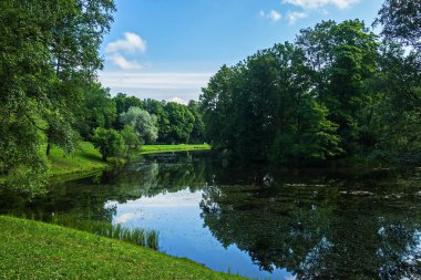 Alexander Pushkin parkta. Yaz tüm hızıyla var. Çocuk gölet görünümünü.