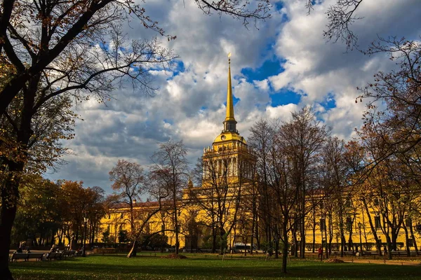 St. Petersburg kalbinde bina Admiralty. Alexander bahçeden görüntülemek.
