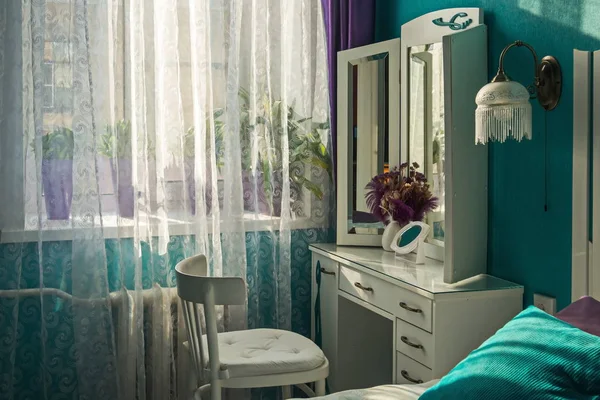 梳妆台和床与原来的床头板 圣彼得堡公寓的绿松石卧室 — 图库照片