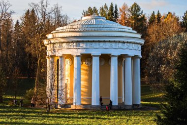 Tapınak dostluk mimar Cameron klasik tarzı. Pavilion-rotunda Pavlovsk Park.