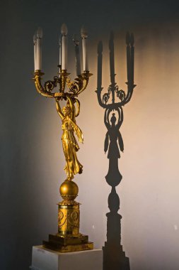 Antika avize ve gölge. Pavlovsk sarayın iç içinde.