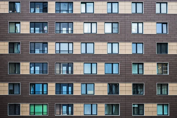 Yeni konut bina cephe çözümleri. St. Petersburg modern binalar.