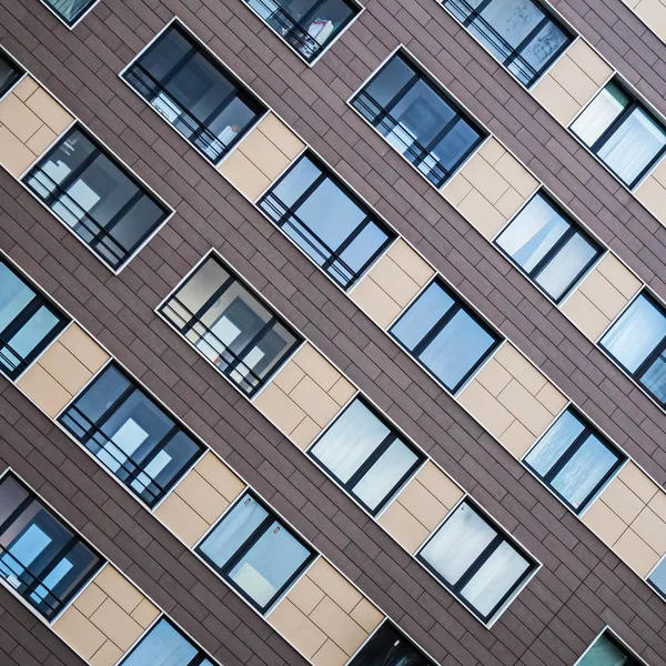 Yeni konut bina cephe çözümleri. St. Petersburg modern binalar.