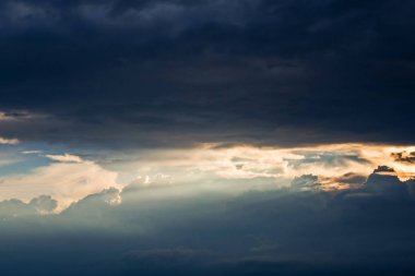 Göl Peipsi üzerinde bir fırtına beklentisiyle gökyüzüdür. Son ışınları Bulutların arasından su kırmak..