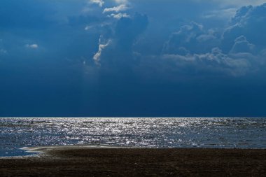 Göl Peipsi üzerinde bir fırtına beklentisiyle gökyüzüdür. Son ışınları Bulutların arasından su kırmak..