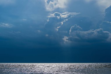 Göl Peipsi üzerinde bir fırtına beklentisiyle gökyüzüdür. Son ışınları Bulutların arasından su kırmak..