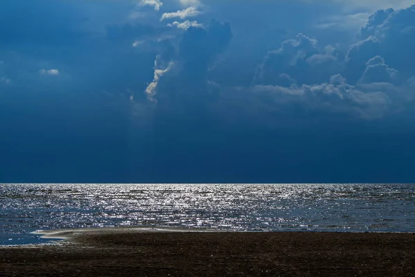 天空在期待佩普西湖上空的雷阵雨 最后的光线穿过云层来到水中 — 图库照片