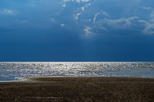 天空在期待佩普西湖上空的雷阵雨 最后的光线穿过云层来到水中 — 图库照片