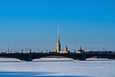 Neva Peter ve Paul Katedrali ve Trinity köprüden görünümünü.