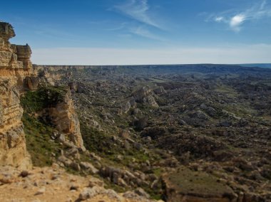 Hazar denizi yakınlarında çökmüş topraklar. Mangyshlak Yarımadası. Kazakistan 2019. Keşif sitesi Tourist.ru.