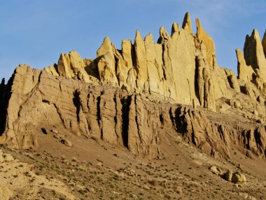 Airakty'yi batan güneşin ışınlarına kilitler. Dağlarda Airakty. Kazakistan 2019. Keşif sitesi Tourist.ru.