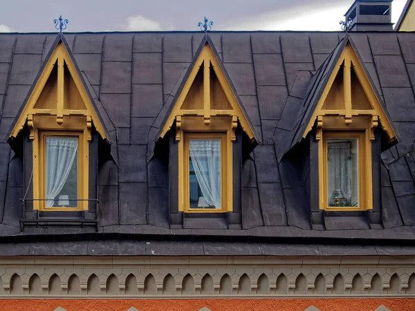 Stockholm 'deki yatakhane pencereleri. Carlson, çatıda yaşıyor..