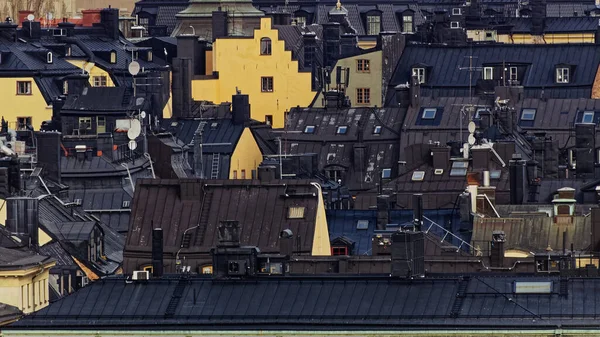 Stockholm 'ün siyah çatıları. İsveç.