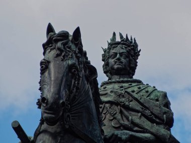 Mikhailovsky Kalesi 'ndeki I. Peter anıtı. Eski Saint Petersburg 'un merkezi..
