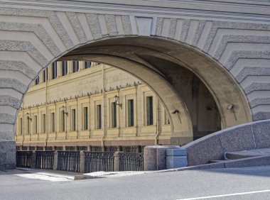 Hermitage kompleksinin kemeri kış hendeğinin üzerinden geçiyor. Eski Saint Petersburg sarayları.