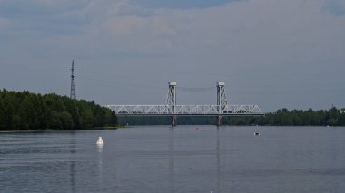 Svir nehri üzerindeki Kola otoyol ve demiryolu köprüsünün asma köprüsünün görüntüsü. Leningrad bölgesindeki nehirler ve köprüler.