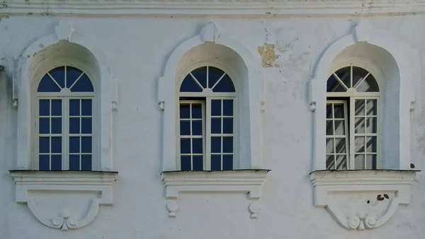 Παράδειγμα Σχεδιασμού Παραθύρων Στην Αρχαία Σλαβική Εκκλησιαστική Αρχιτεκτονική Μονή Alexander — Φωτογραφία Αρχείου