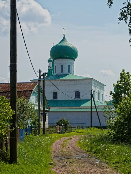 Ortodoks Kilisesi manzarası ve eski Slav tarzında kubbeler. Leningrad bölgesindeki Alexander-Svirsky manastırı.