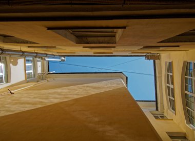 St. Petersburg avlularında gökyüzü geometrisi. Eski kasaba. XVIII-XIX yüzyıllarının binaları.