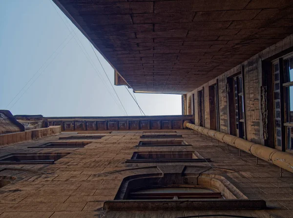 St. Petersburg avlularında gökyüzü geometrisi. Eski kasaba. XVIII-XIX yüzyıllarının binaları.