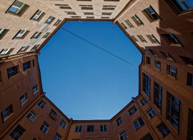 Avlu kuyuları şehrin karakteristik özelliklerinden biridir. Aziz Petersburg 'un kalbi.