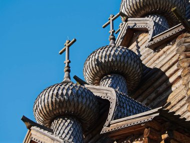 Saint Petersburg 'un ahşap tarihi. Kilisenin manzarası kiremitlerle kaplı..