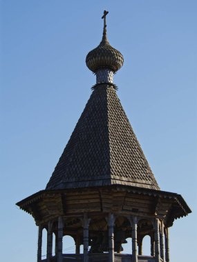 Saint Petersburg 'un ahşap tarihi. Çan kulesinin kalçası soğanla kaplanmış, sabanla kaplanmış..