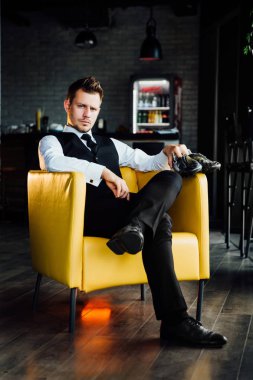 Bir futbol topu tutan bir iş kostüm yelek şık spor adamı. futbolcu.