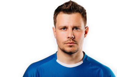 Genç yakışıklı futbol oyuncu futbol beyaz izole arka plan üzerinde poz. Mavi kıyafet.
