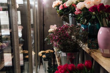 Vazo buzdolabı bir çiçek dükkanda raflarda birçok farklı taze renklerde.