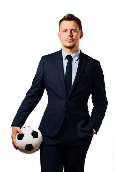 白背景スタジオに分離されたサッカーを保持若いハンサムな実業家. — ストック写真