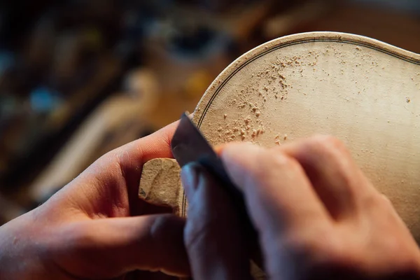 Master artisan instrumentmakare arbetar på skapandet av en fiol. mödosamt detaljerade arbete på trä. — Stockfoto