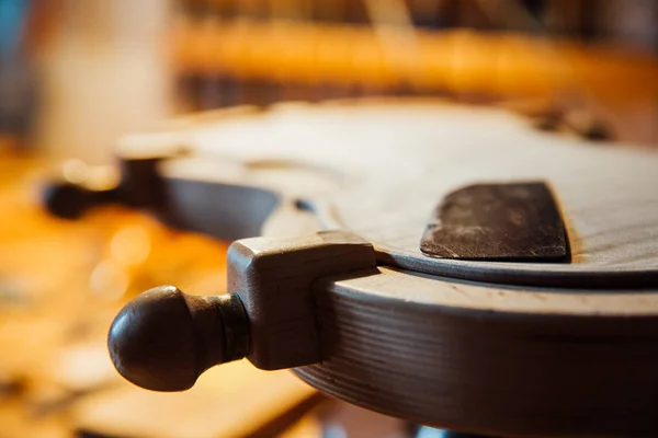 Home workshop. Part of the body of a violin in a special instrument. — Stock Photo, Image