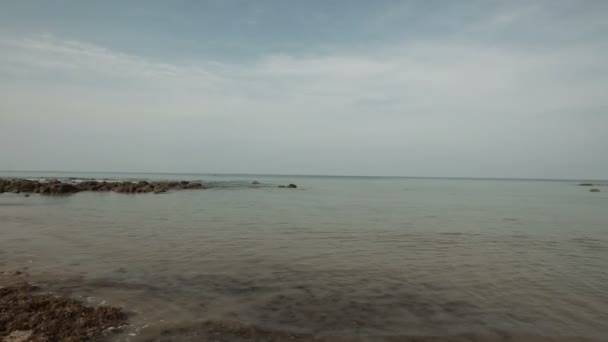 荒凉的海滩和几艘船在地平线上 — 图库视频影像