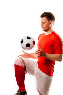 Genç futbolcu topa Studio siyah arka plan ile.