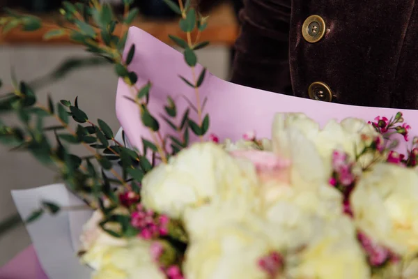 Frau mit Blumenstrauß — Stockfoto