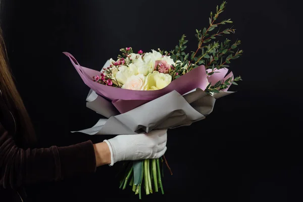 Frau mit Blumenstrauß — Stockfoto